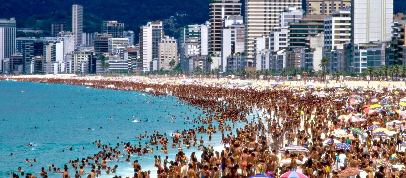 Αψηφούν τον κορωνοϊό και οι Βραζιλιάνοι - Γεμάτες οι παραλίες (φώτο)